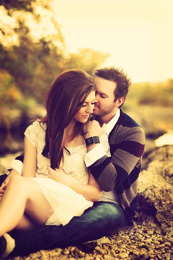 romantic photo poses for couple