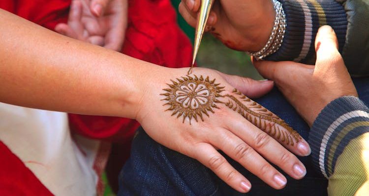 Simple henna pattern.