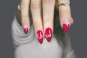 Trendy art on nails.